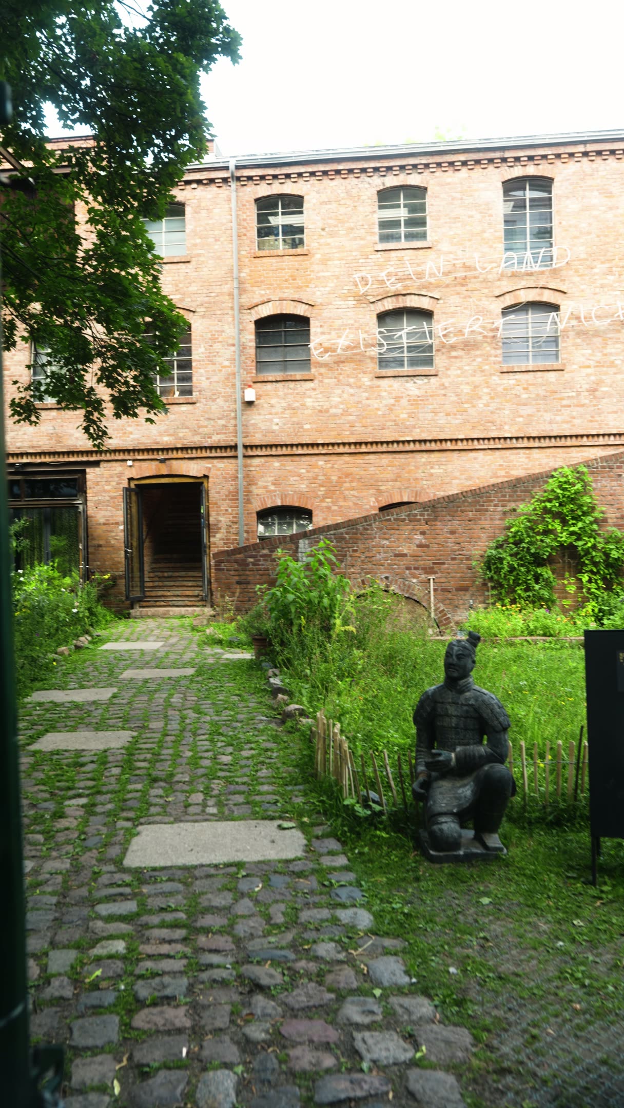 Ankunft im denkmalgeschützten Hof von Zenctuary in Berlin Friedrichshain